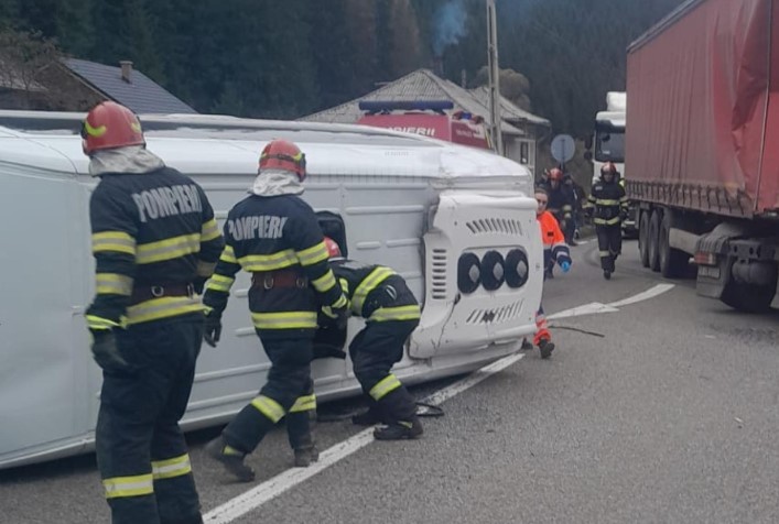 Accident la Valea Putnei între un microbuz plin cu călători şi un TIR