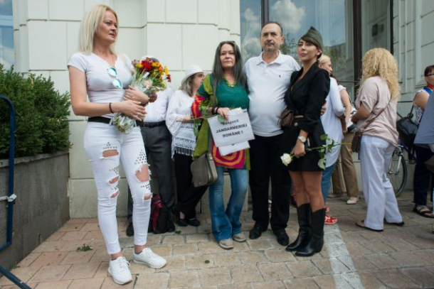 Oana Lovin, protestatara cu sparanghel, a dus flori jandarmilor după protestul din 10 august