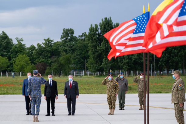  Ludovic Orban, la Baza militară 90, de unde a plecat spre SUA echipa de specialiști din MApN care vor oferi sprijin autorităților statului Alabama, în contextul măsurilor de combatere a epidemiei de COVID-19.