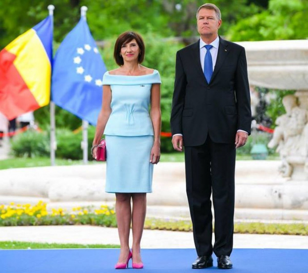 Klaus Iohannis isi sarbatoreste ziua de nastere alaturi de sotia sa, Carmen Iohannis