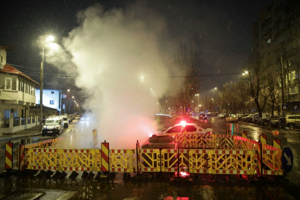 groapa de pe strada din Bucuresti, semnalizata corespunzator si acoperita cu aburi