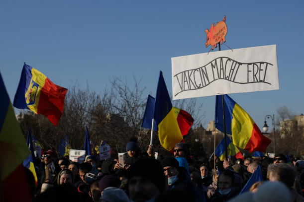 protest anti-vaccinare în fața Palatului Parlamentului