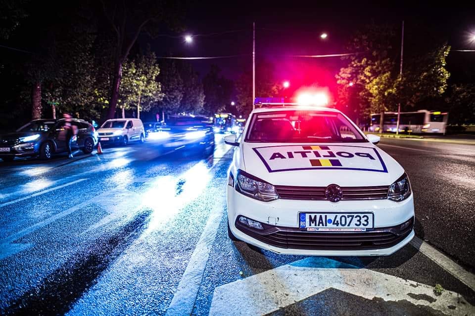 Mai mulți șoferi au ignorat semnalele luminoase și sonore și au traversat calea ferată, deși bariera era lăsată / Poliţiştii îi caută acum pe cei implicați (VIDEO)