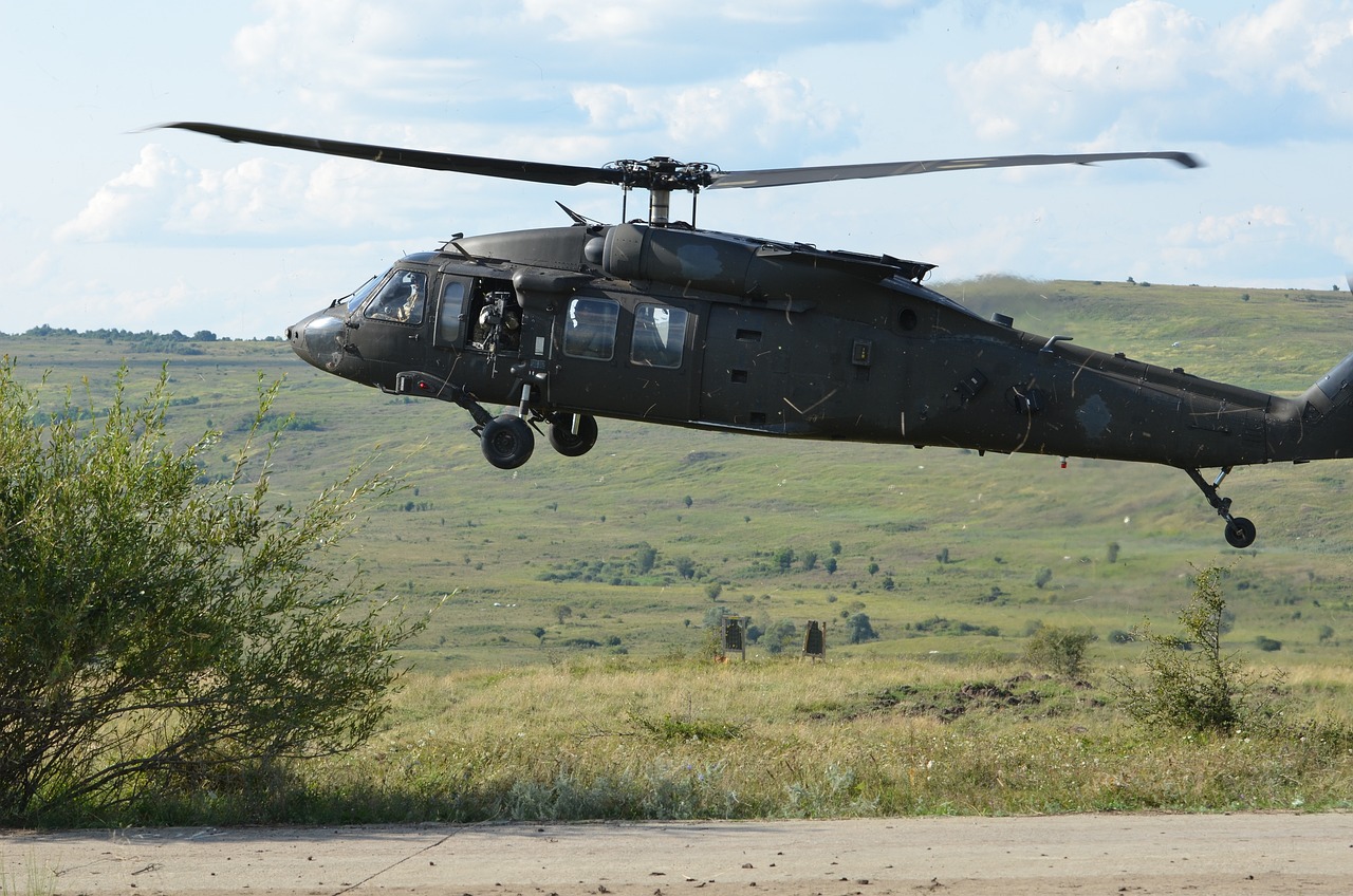 Elicopterul Black Hawk a reluat misiunea de stingere a incendiului de vegetaţie din Bucegi