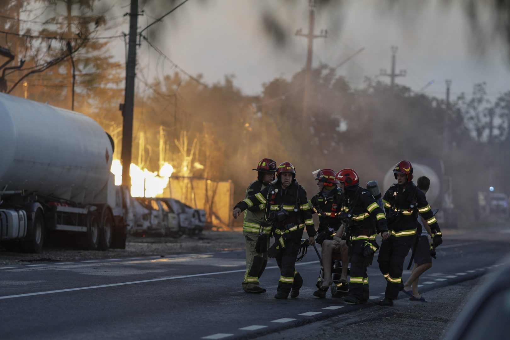 Patronii stației GPL din Crevedia, care a explodat în 2023, dau vina pe pompieri. Au depus plângere penală împotriva celor care au condus operațiunea de stingere a incendiului. Ce acuzații le aduc (VIDEO)