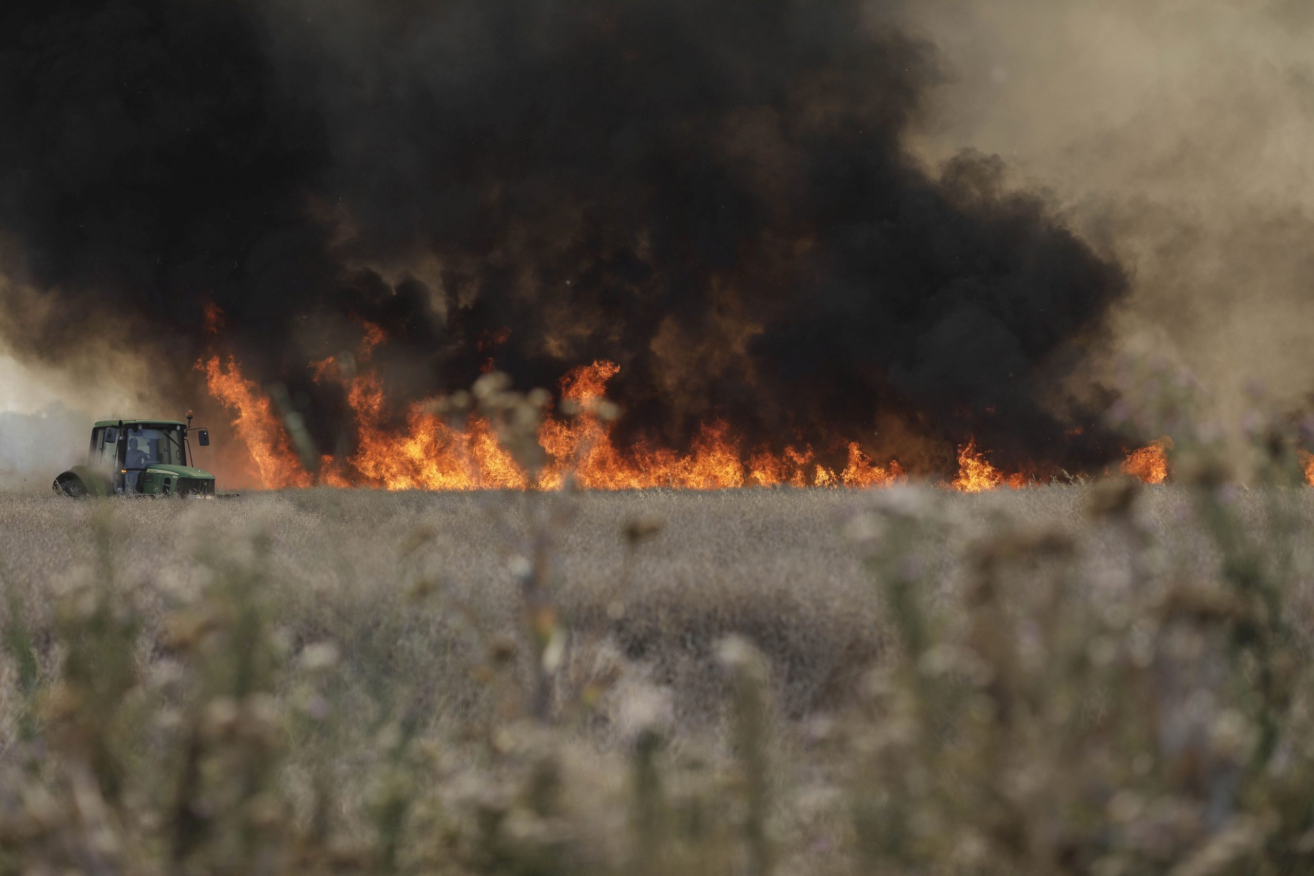 Nordul României se luptă cu cel mai mare incendiu din România, din ultimii ani: 90 de oameni au fost evacuați, e și o benzinărie în zonă