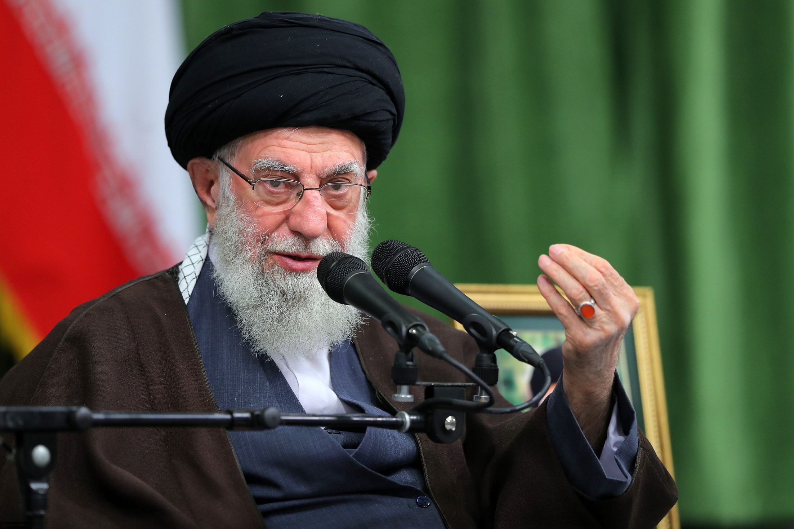 Ayatollahul Ali Khamenei le-ar fi ordonat forțelor iraniene să efectueze un atac „direct” asupra Israelului