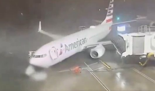 Un Boeing 737 a fost luat de vânt înainte de îmbarcarea pasagerilor (VIDEO)