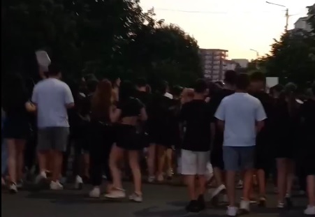 Protest la Slatina. Sute de tineri au scandat împotriva corupției, în contextul acuzațiilor că s-ar încerca mușamalizarea anchetei privind recenta moarte a unui tânăr (VIDEO)