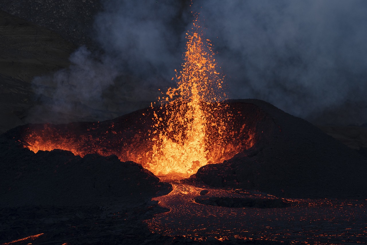 Vulcanul Kilauea a început să erupă din nou. Autoritățile au ridicat nivelul de alertă la roșu (VIDEO)