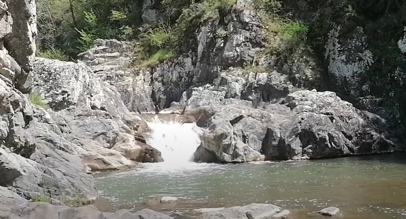 Plaja de la munte. Trei locuri minunate din România care pot concura cu litoralul românesc