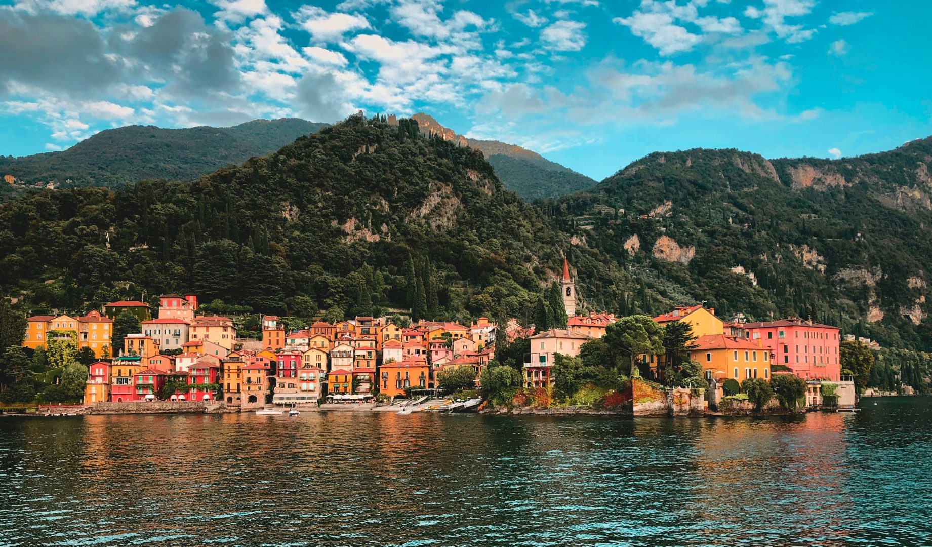 Lacul Como a devenit o groapă de gunoi. Furtunile au făcut prăpăd în Italia (FOTO)