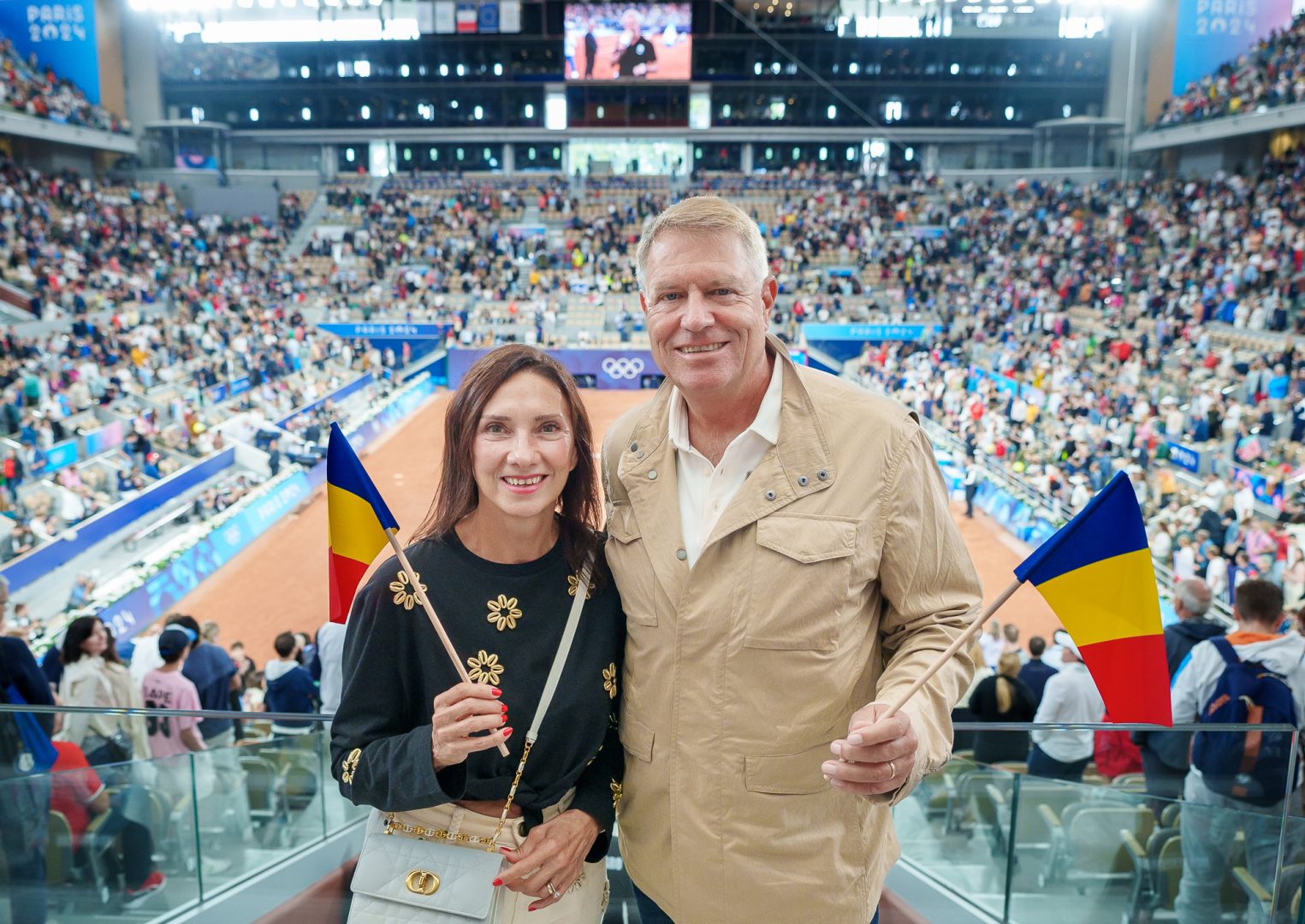 Klaus Iohannis, noi imagini de la Jocurile Olimpice. S-a pozat cu mai mulți sportivi, dar și cu soția sa (FOTO)