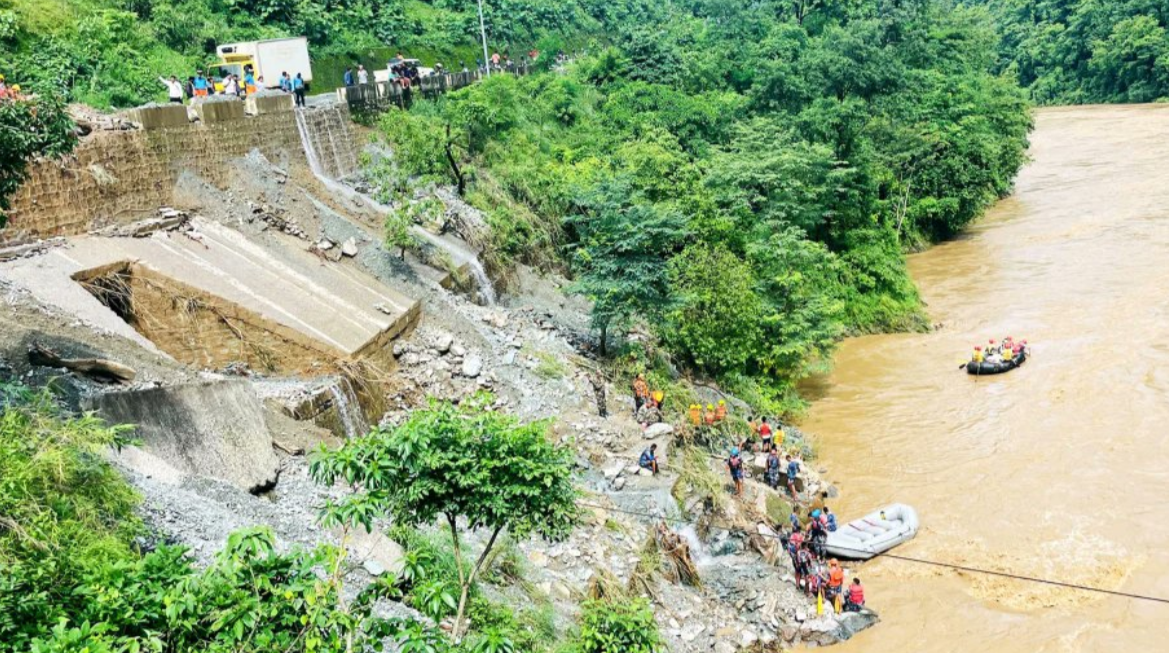 Incident grav în Nepal. Două autobuze au căzut în râu în timpul unei alunecări de teren