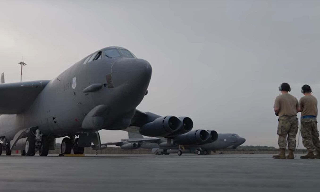 Imagini în premieră cu bombardierele strategice americane, dislocate în România (VIDEO)