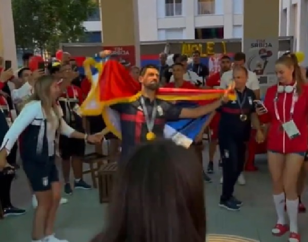 Lacrimi, hohote de râs și dans: Novak Djokovic a sărbătorit din plin medalia de aur câștigată la JO 2024 în meciul cu Carlos Alcaraz (VIDEO)