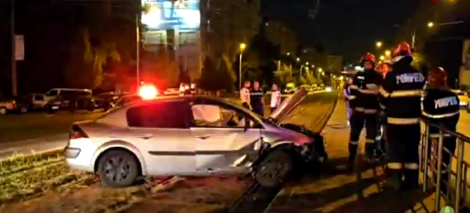 Accident rutier grav: Mașină proiectată pe linia de tramvai la intersecția Fundeni-Pantelimon