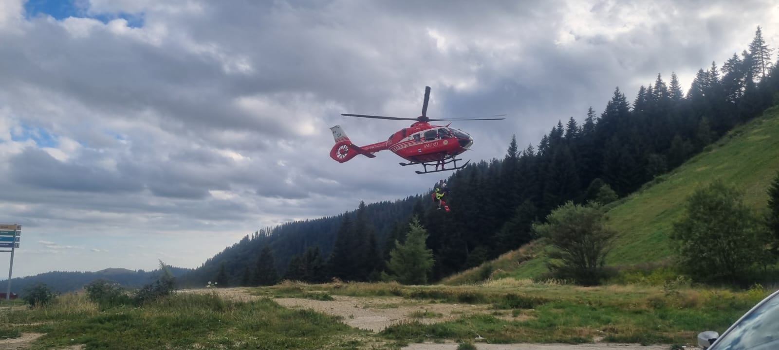 O turistă a căzut pe un traseu de pe Munții Bucegi. Aceasta a fost salvată cu un elicopter. În ce stare se află