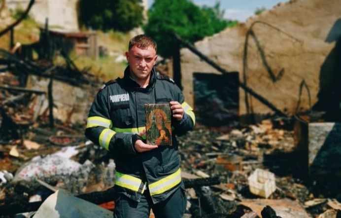 „Semn divin”: Pompierii au găsit o icoană aproape intactă într-o casă distrusă de un incendiu (FOTO)