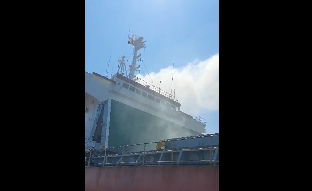 Incendiu la o navă aflată în reparații pe șantierul naval din localitatea Midia