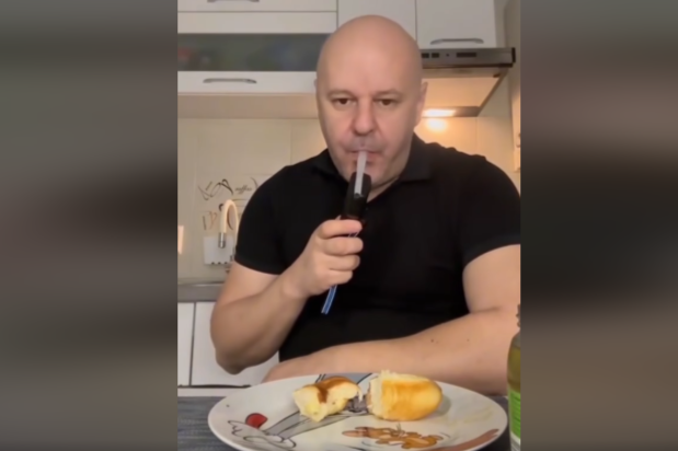 Rezultat pozitiv la alcooltest după consumarea unui corn cu ciocolată sau vanilie. Polițiștii au făcut un experiment (VIDEO)