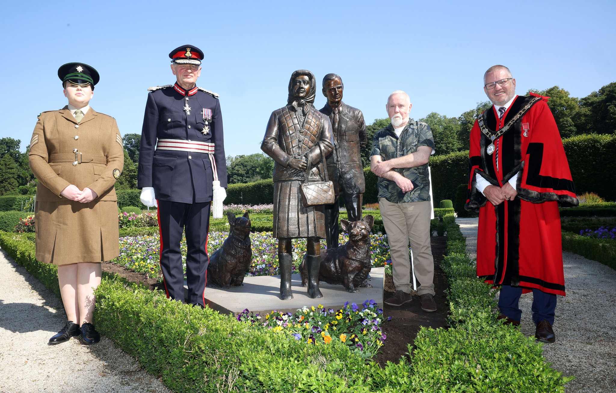 Statuia reginei Elisabeth a II-a a Marii Britanii a produs hohote de râs și indignare, după ce un critic a spus că seamănă mai mult cu doamna Doubtfire, personajul lui Robin Williams