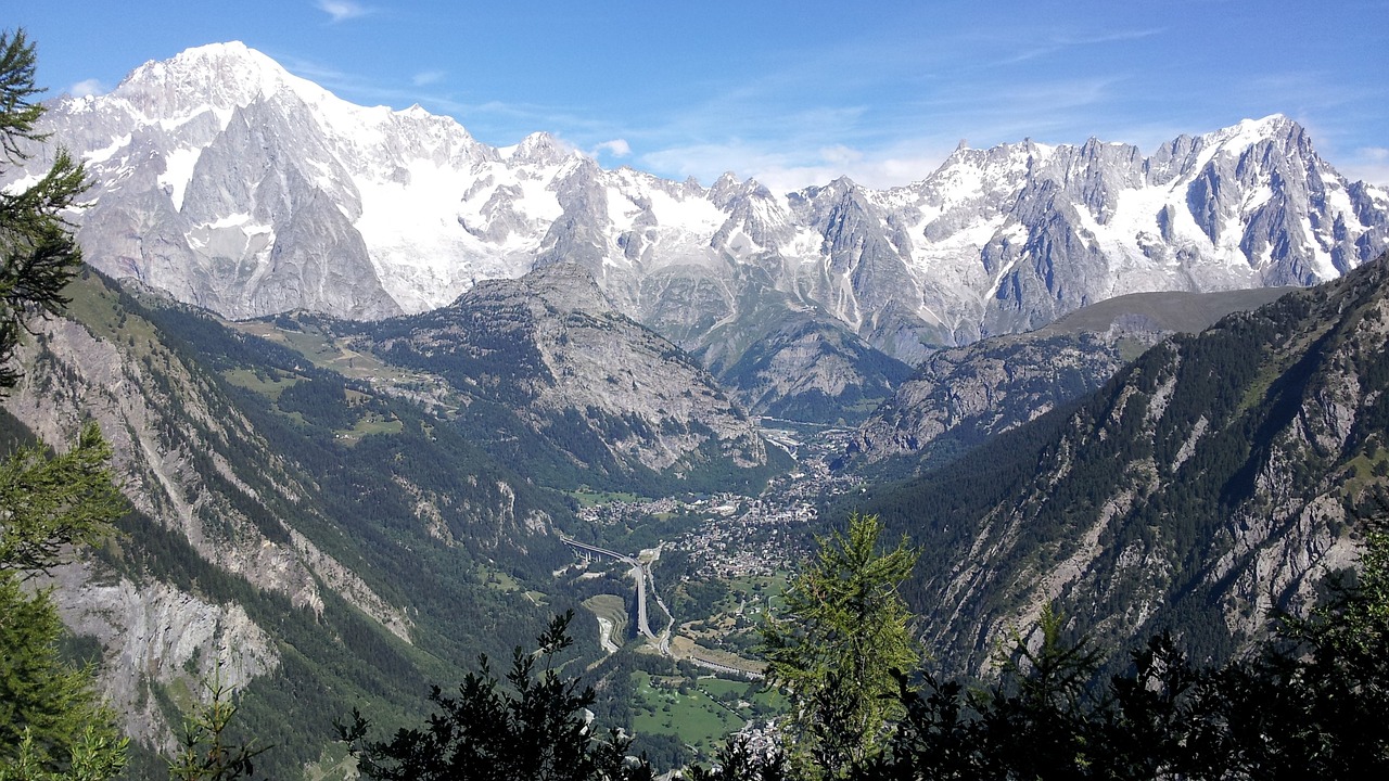 Patru alpinişti rămaşi blocaţi din cauza vremii nefavorabile pe Mont Blanc au fost găsiţi morți