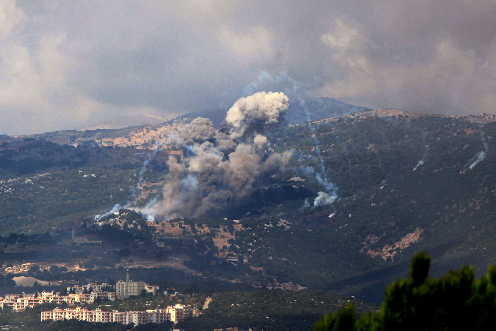 Israelul ripostează împotriva Hezbollah: Raiduri aeriene masive în sudul Libanului (VIDEO)