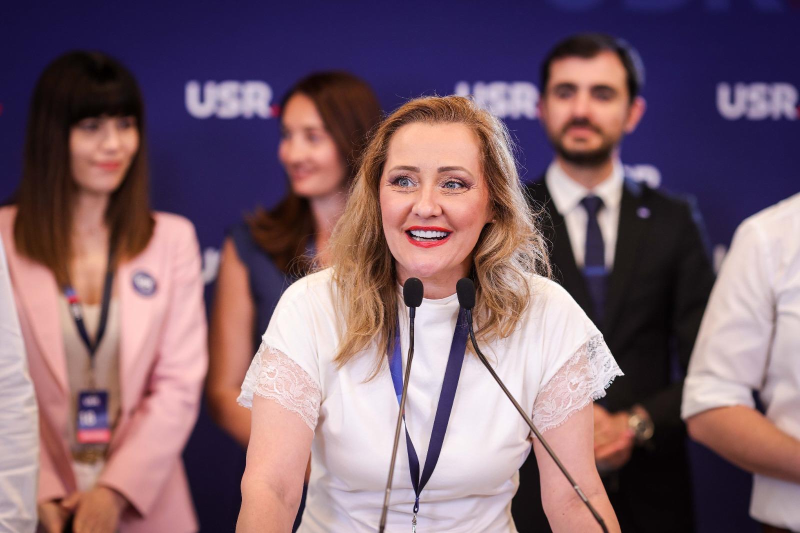 USR a dat, oficial, startul campaniei de strângere de semnături pentru alegerile prezidențiale și parlamentare. Elena Lasconi a strâns semnături în Piața Operei din Timișoara