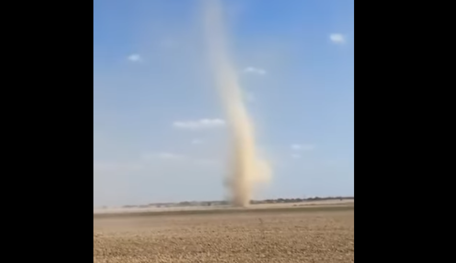 Fenomen neobișnuit în Oradea. Un vârtej de praf care semăna cu o tornadă a fost surprins (VIDEO)