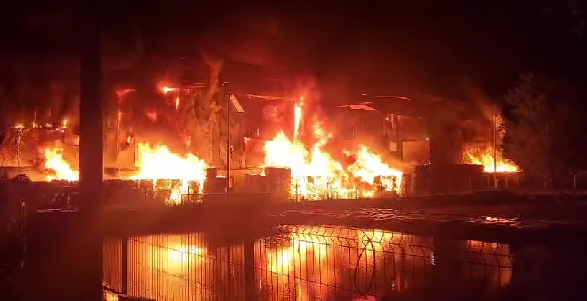 Iași: Fabrică pentru deșeuri reciclabile, mistuită de un incendiu devastator (VIDEO)