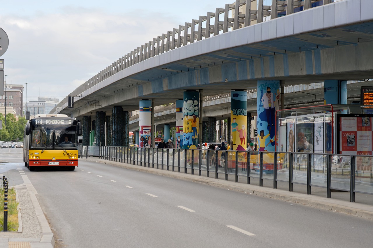 Un autobuz a evitat la limită impactul cu un bloc. 6 persoane au fost rănite în urma accidentului